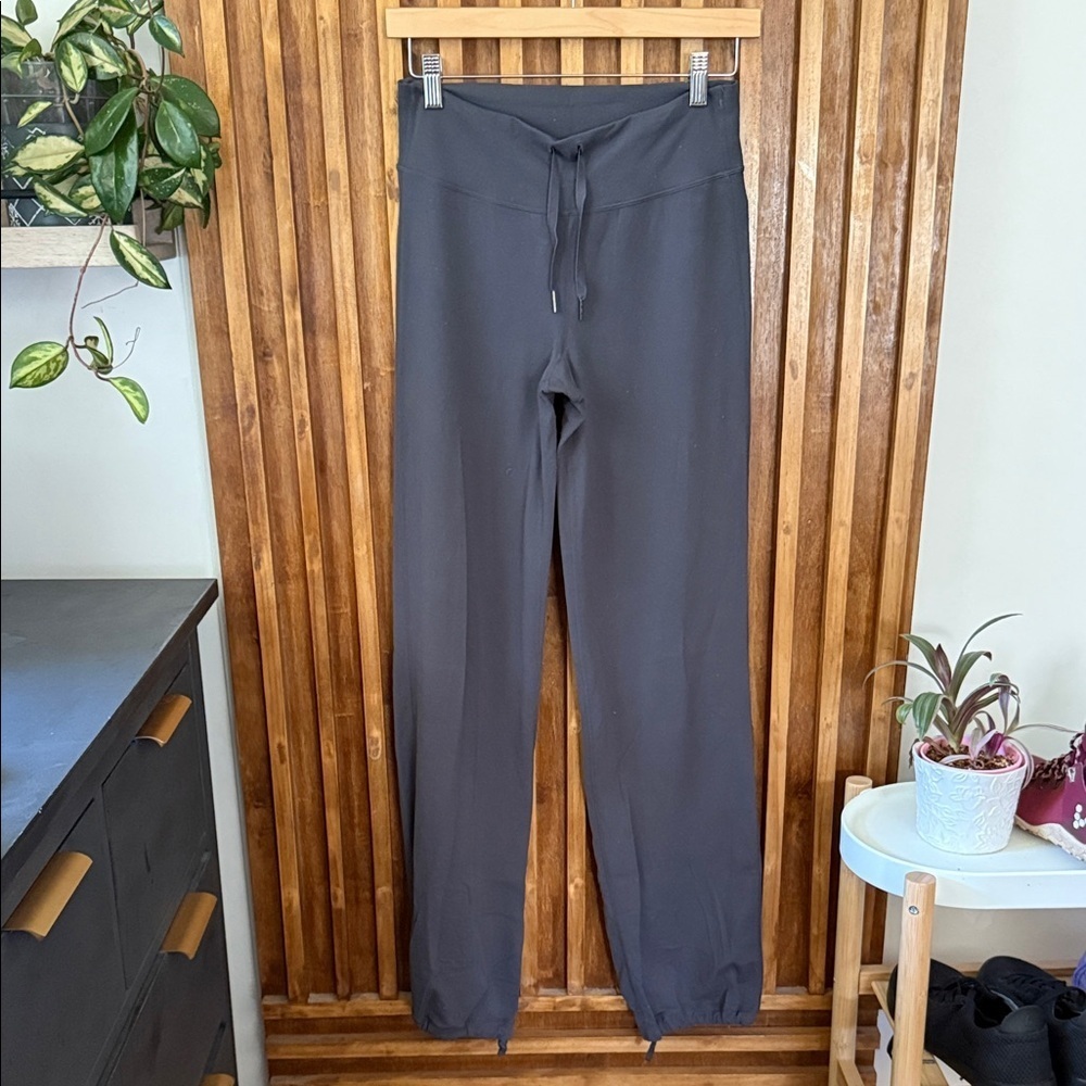 LULULEMON Luon High Rise Drawstring Hem Straight Leg Pants. Size 4